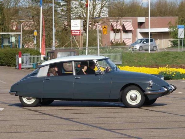 Citroen DS 19 е наистина революционен за времето си, както по отношение на дизайна, така и на инженерните си характеристики. Проектът е ръководен от главния конструктор на компанията, Анри Льофевр, а екстериорът и интериорът са проектирани от Фламинио Бертони, тогавашният главен дизайнер на Citroen.

Моделът се отличава с дълга, наклонена предна част, без традиционна радиаторна решетка. Късата, тясна задна част има отстрани колела, покрити с аеродинамични капаци. Цялостният дизайн на автомобила е отличителен и аеродинамичен, което му печели прякора "Акула".
